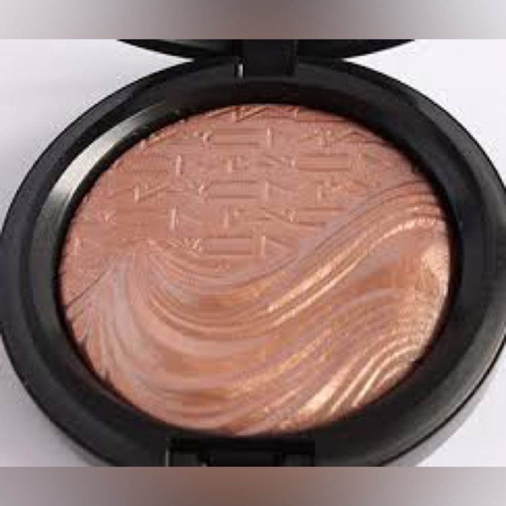 MAC Cosmetics Shimmering superb extra dimension skin finish Gold Highlighter - Picture 4 of 5